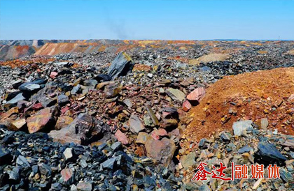 <p>1月，遷安聯(lián)鋼鑫達(dá)鋼鐵有限公司加入唐山長城鋼鐵集團(tuán)，更名為唐山長城鋼鐵集團(tuán)鑫達(dá)鋼鐵有限公司；</p>
<p>3月，成立唐山隆鑫房地產(chǎn)開發(fā)有限公司，向地產(chǎn)行業(yè)進(jìn)軍，開發(fā)首期&ldquo;帝都花苑&rdquo;項(xiàng)目建筑面積即達(dá)到38萬㎡。</p>